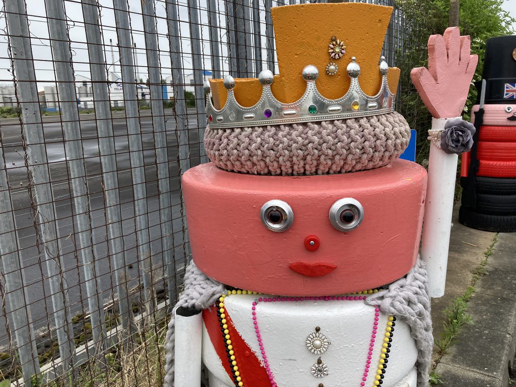 Upcycled tyre model of the Queen