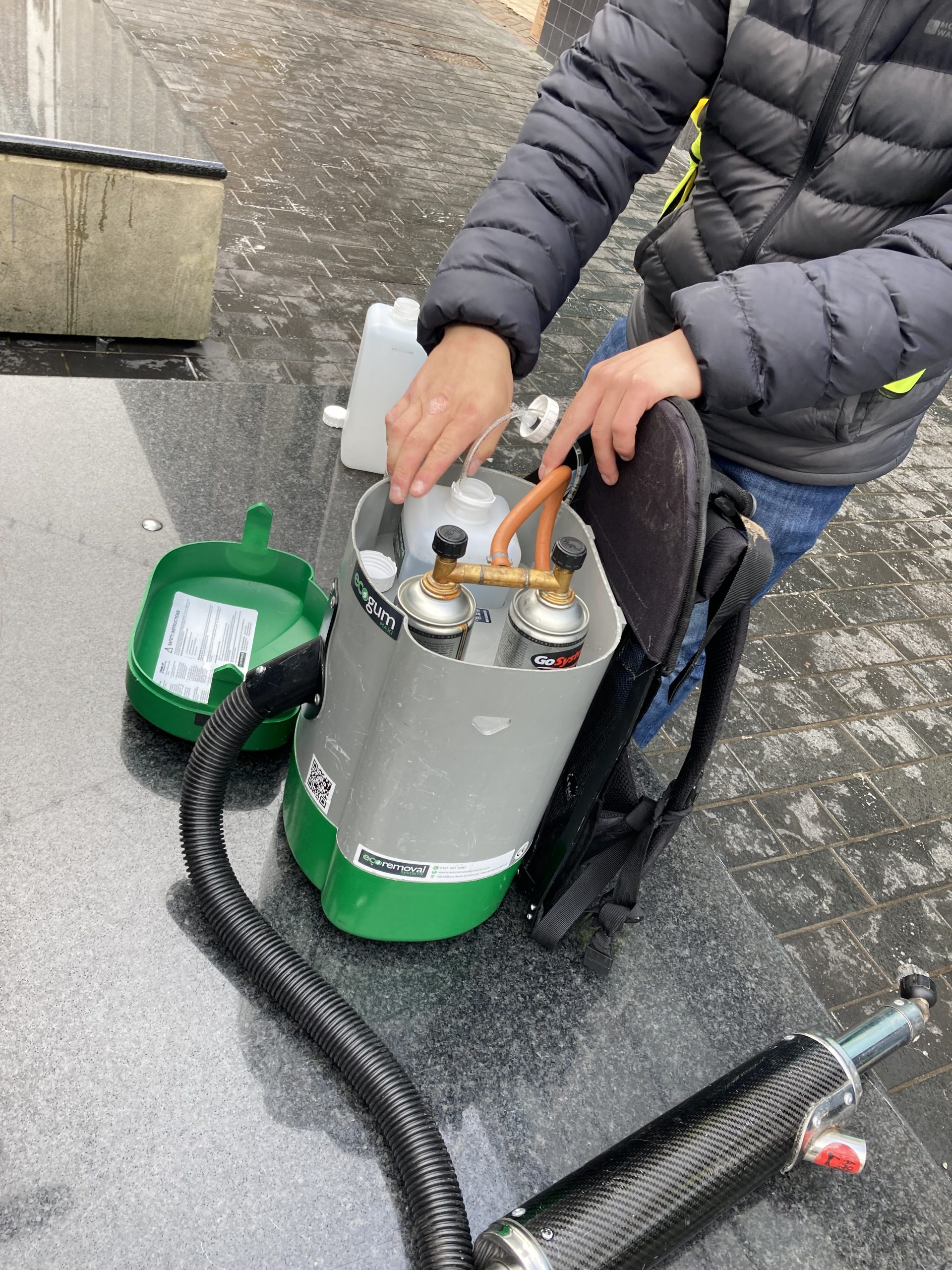 Filling up the backpack with detergent