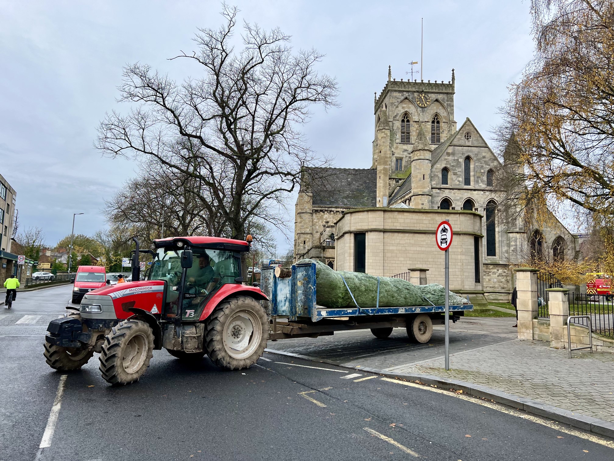 The tree arrives in Grimsby on the back of a tractor