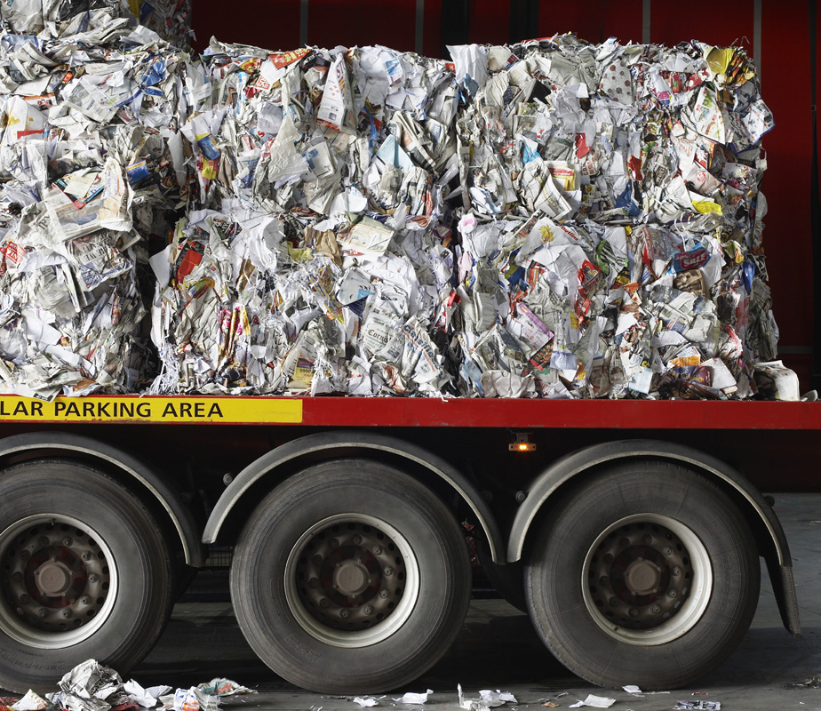 Bin truck with recycling on the back